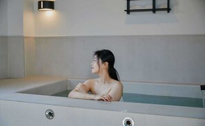 Private spa tub - Aank Hotel and Spa Jongno Unni (Seoul)