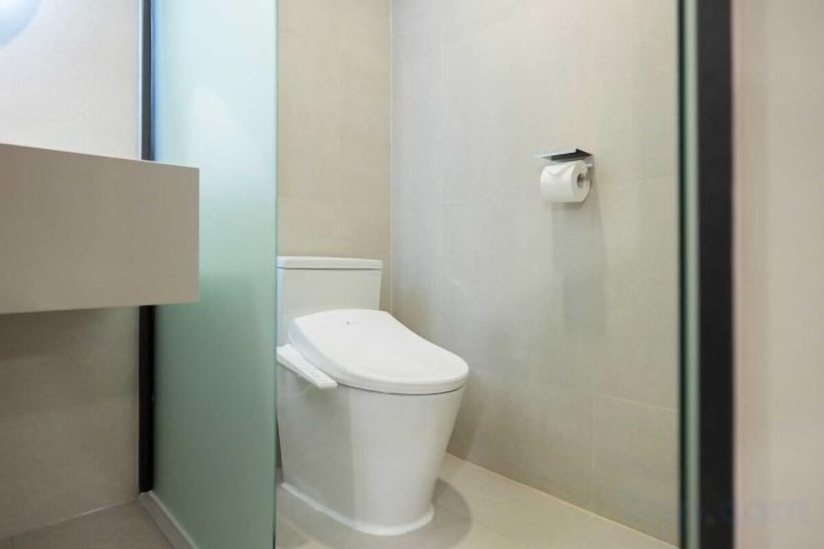 Badkamer | Een haardroger, badjassen, pantoffels, een bidet