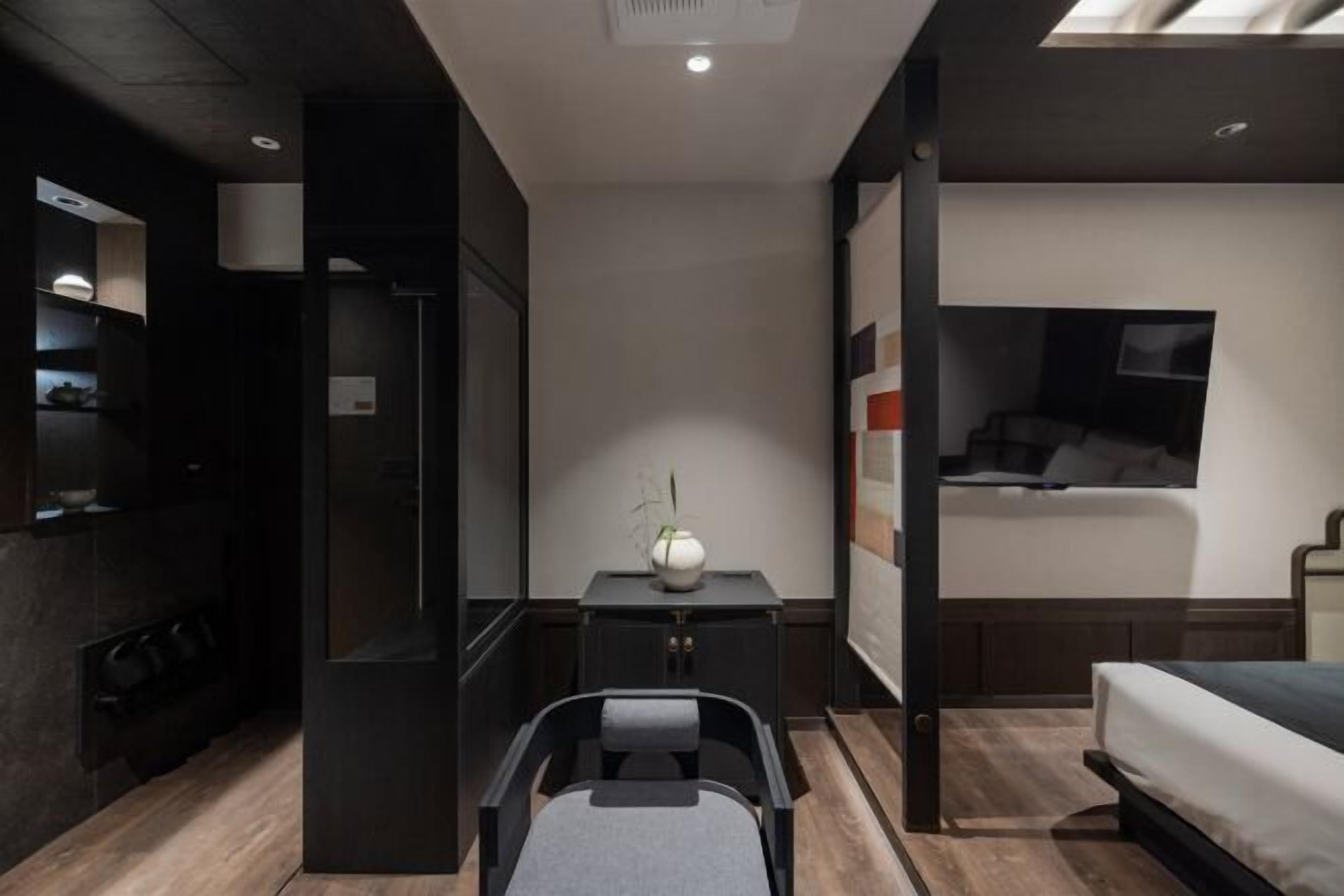 Desk, laptop workspace, soundproofing, free WiFi