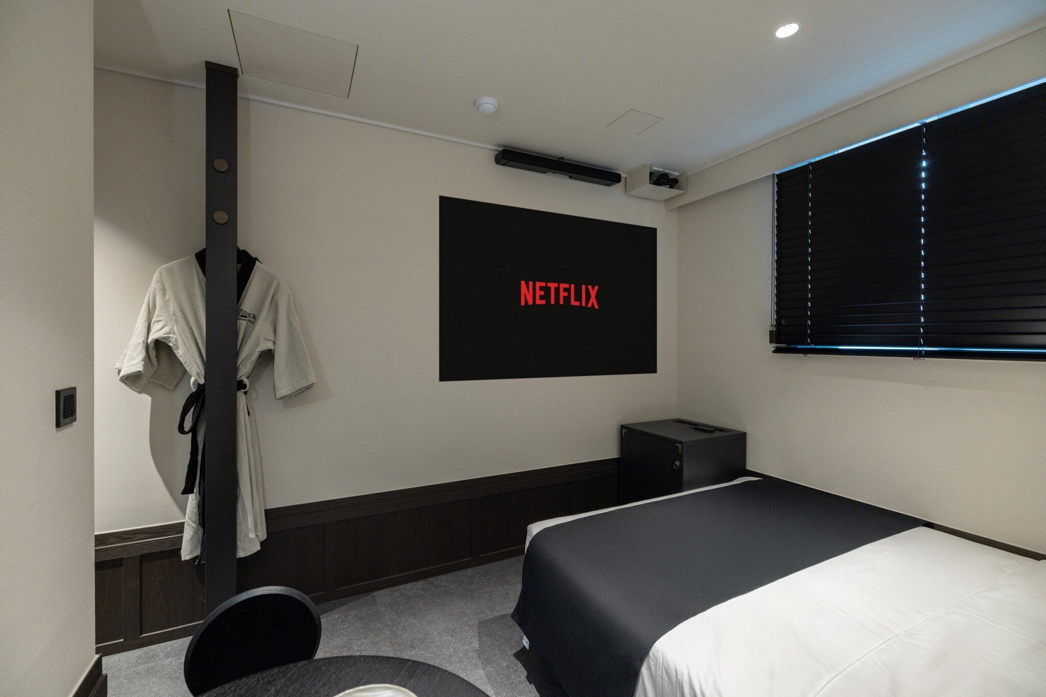 Movie (B) | Individuell dekoriert, Schreibtisch, laptopgeeigneter Arbeitsplatz