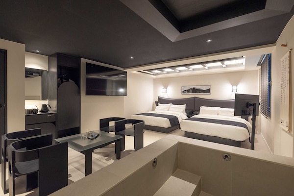 Signature spa (A) | Individually decorated, desk, laptop workspace, soundproofing