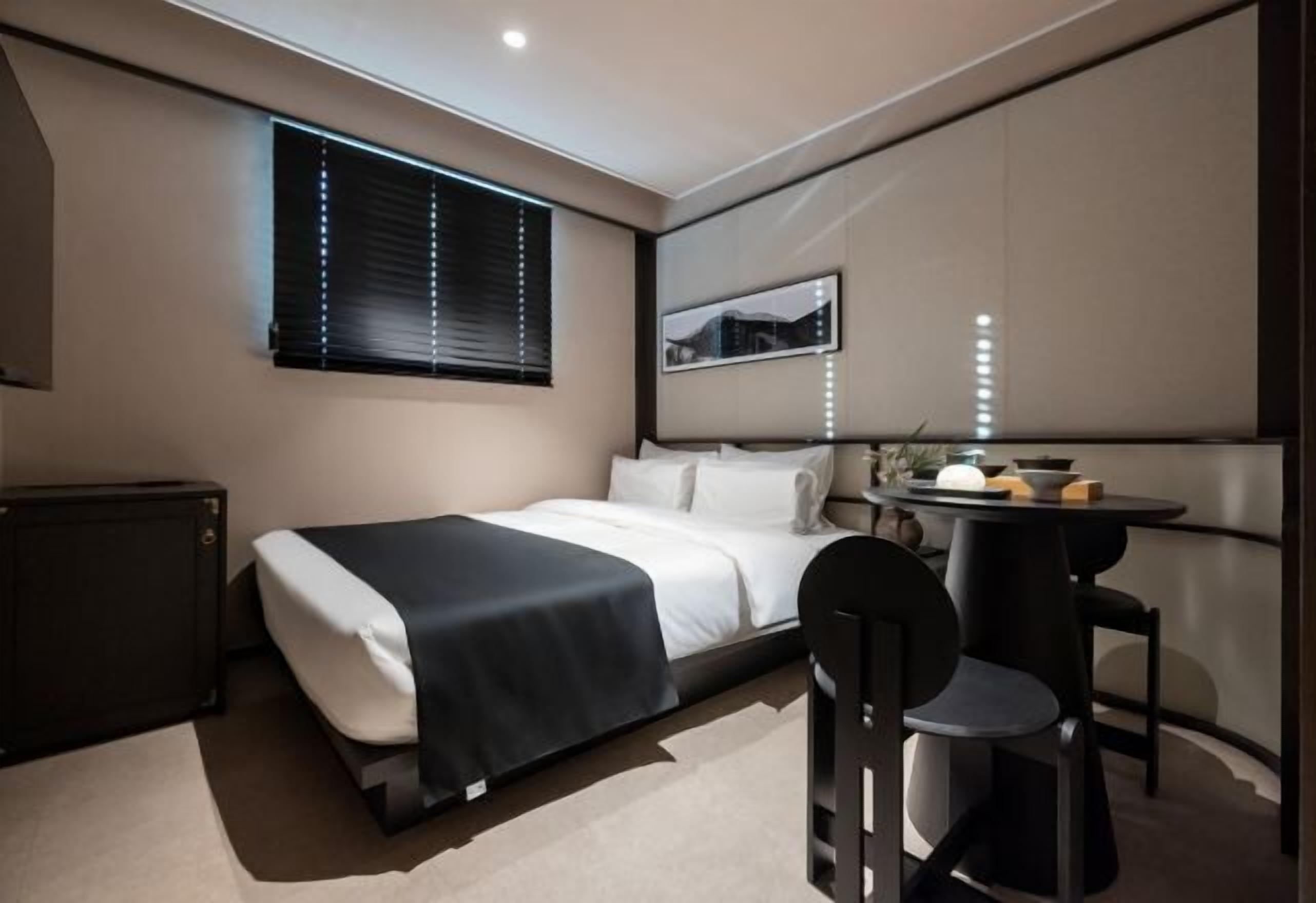 Desk, laptop workspace, soundproofing, free WiFi