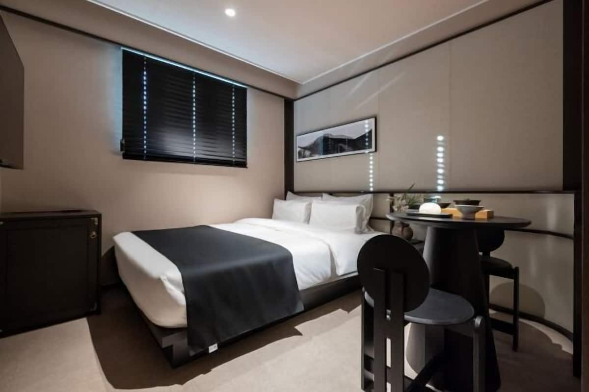 Een bureau, een laptopwerkplek, geluiddichte muren, gratis wifi