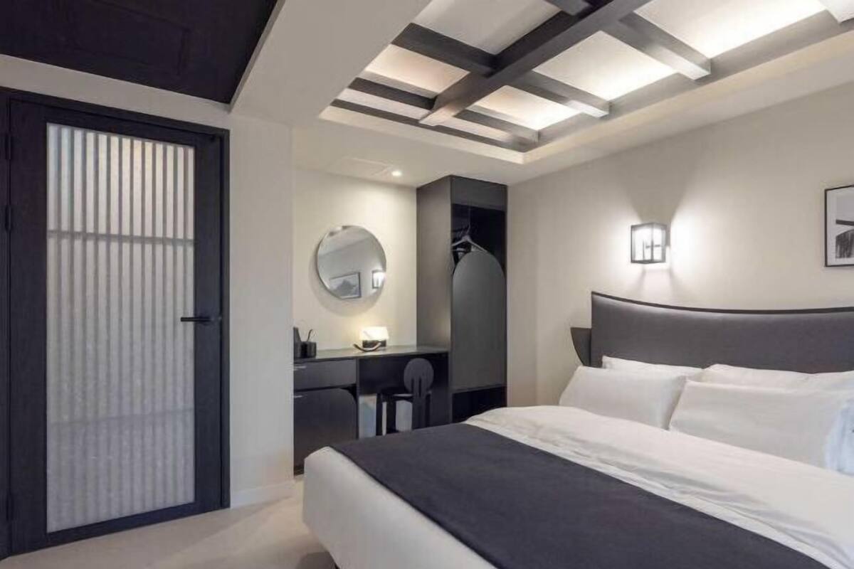 Escritorio y espacio para trabajar con laptop