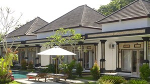Een rij moderne huizen met een zwembad en terras.