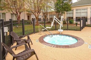 Outdoor spa tub - Wyndham Garden NEW Orleans Airport (Kenner)