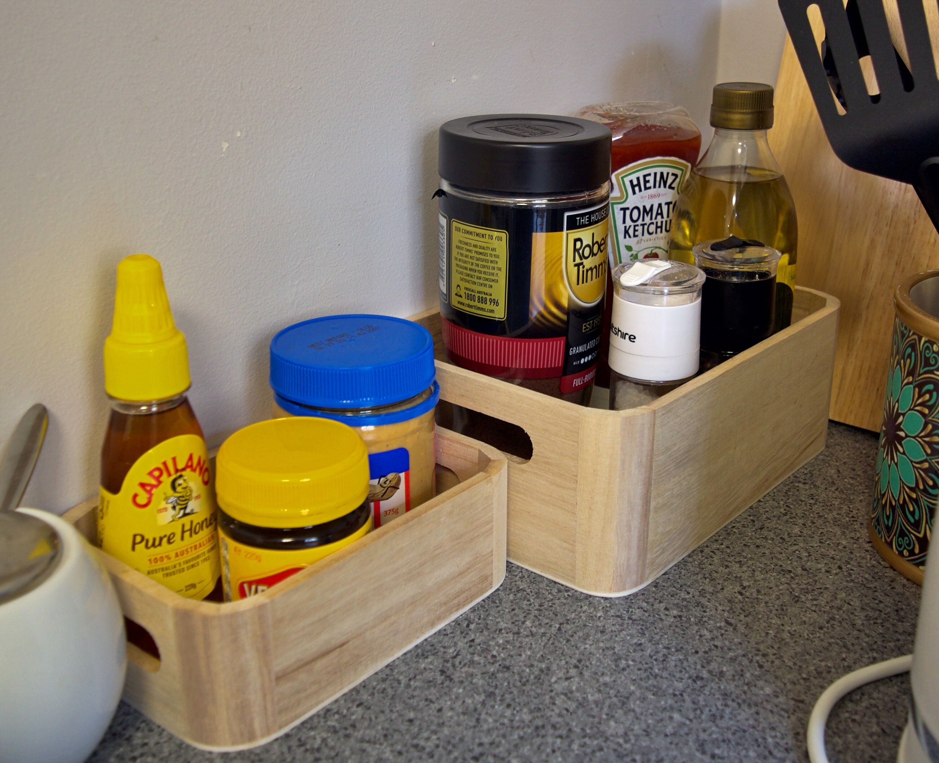 Un plan de travail de cuisine avec divers condiments et ustensiles de cuisine.
