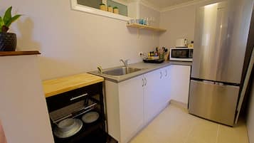 Refrigerador, microondas, placa de cocina, cafetera/tetera
