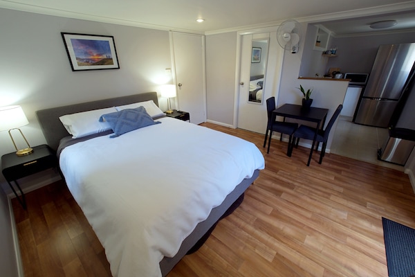 1 Schlafzimmer, BĂŒgeleisen/BĂŒgelbrett, WLAN, BettwĂ€sche