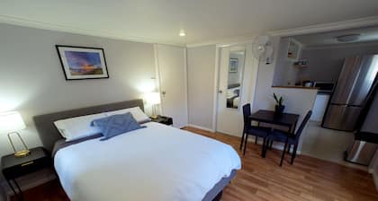 Sweet cosy one bedroom unit in Port Macquarie, 10 mins walk from Flynns Beach!