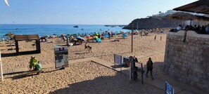 Una spiaggia nelle vicinanze