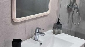 Dusche, Haartrockner, Handtücher