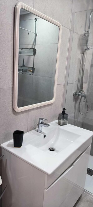 Een douche, een haardroger, handdoeken