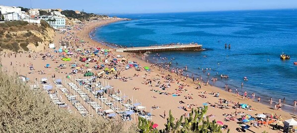 Una playa cerca