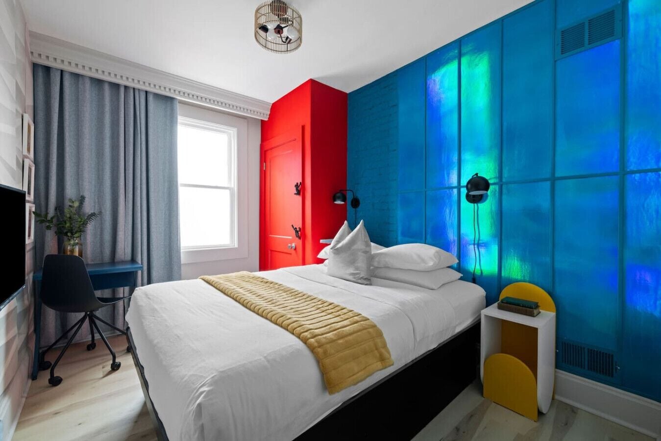 3 bedrooms, desk, iron/ironing board, travel cot