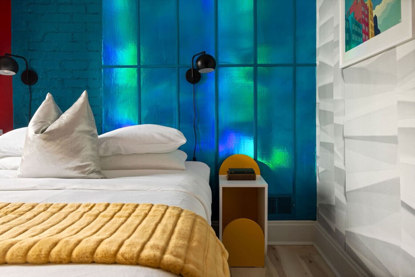 3 bedrooms, desk, iron/ironing board, travel cot