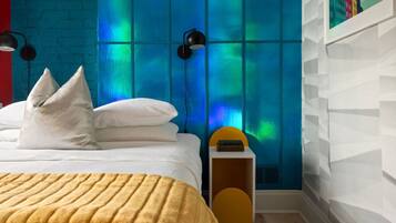 3 habitaciones, escritorio y tabla de planchar con plancha