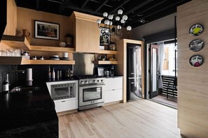 冷蔵庫、電子レンジ、オーブン、コンロ