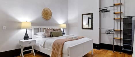1 Schlafzimmer, Schreibtisch, Bügeleisen/Bügelbrett, Reisekinderbett