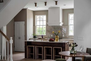 冷蔵庫、電子レンジ、オーブン、コンロ