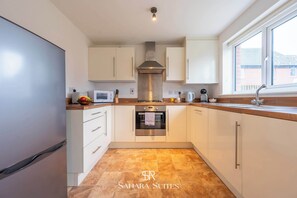 Jääkaappi, mikroaaltouuni, uuni, liesi