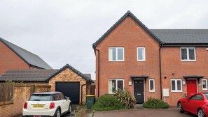 Exterior - Stylish 3BR Newport Home - Sleeps 05 - Parking (Glan Llyn)