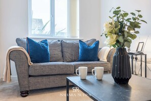 TV, offices - 20%OFF Monthly Stays - Stylish 3BR Home - Parking (Glan Llyn)