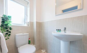 シャワー、ヘアドライヤー、タオル