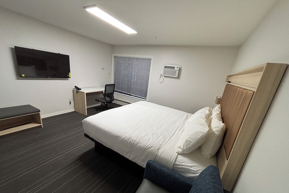 Standard Room, 1 King Bed | 1 bedroom, blackout curtains, iron/ironing board, free WiFi