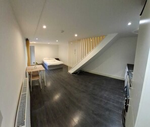 Studio Suite, City View | Living area