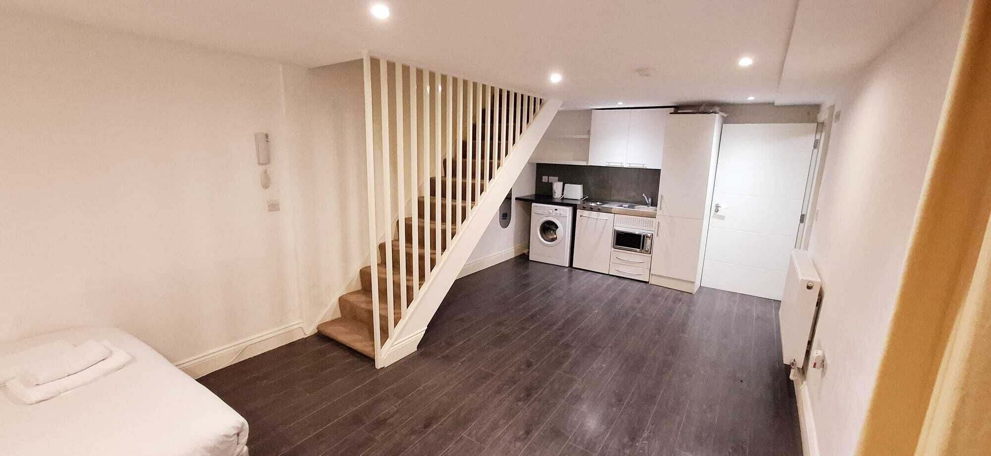 Studio Suite, City View | Private kitchen | Fridge, microwave, oven, stovetop