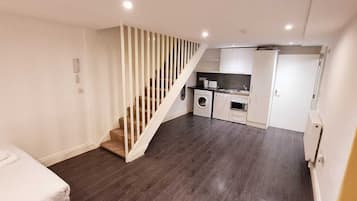 Studio Suite, City View | Private kitchen | Fridge, microwave, oven, stovetop