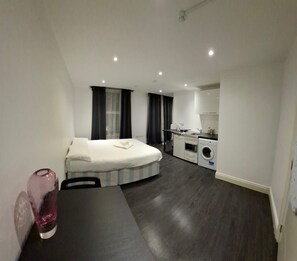 Suite monolocale, vista città | Area soggiorno