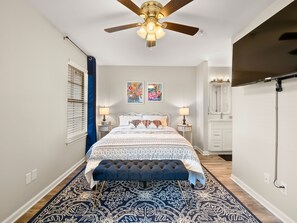 6 makuuhuonetta, työpöytä, silitysrauta/-lauta, vauvan matkasänky