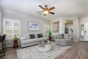 Smart TV - Las Colinas Golf Course!  Putting Green, Hot Tub, Outdoor Kitchen & TV! (Queen Creek)