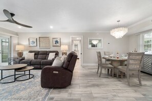 TV, stereo - Beautifully Updated 1st Floor Condo in Gulf Front Community w/Pool, Spa, Fishing Pier, Wifi & More (Marco Island)