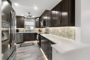 Een koelkast, een microgolfoven, een oven, een kookplaat