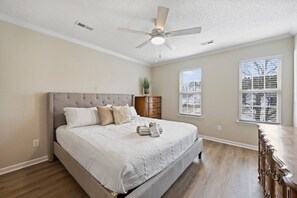 4 slaapkamers, een strijkplank/strijkijzer, wifi, beddengoed
