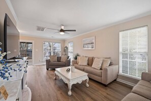 TV, fireplace - Charlotte 4BR Cozy Retreat (Charlotte)
