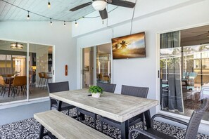 Outdoor dining - Private Coastal Getaway to Connect and Celebrate (Palm Harbor)