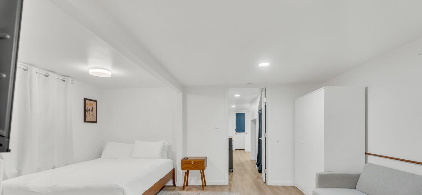 Un dormitorio con cama, mesita de noche y armario.