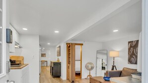 Un intérieur moderne comprenant une cuisine, un coin repas et un salon.