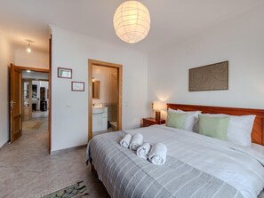 2 chambres, fer et planche à repasser, accès Internet, draps fournis