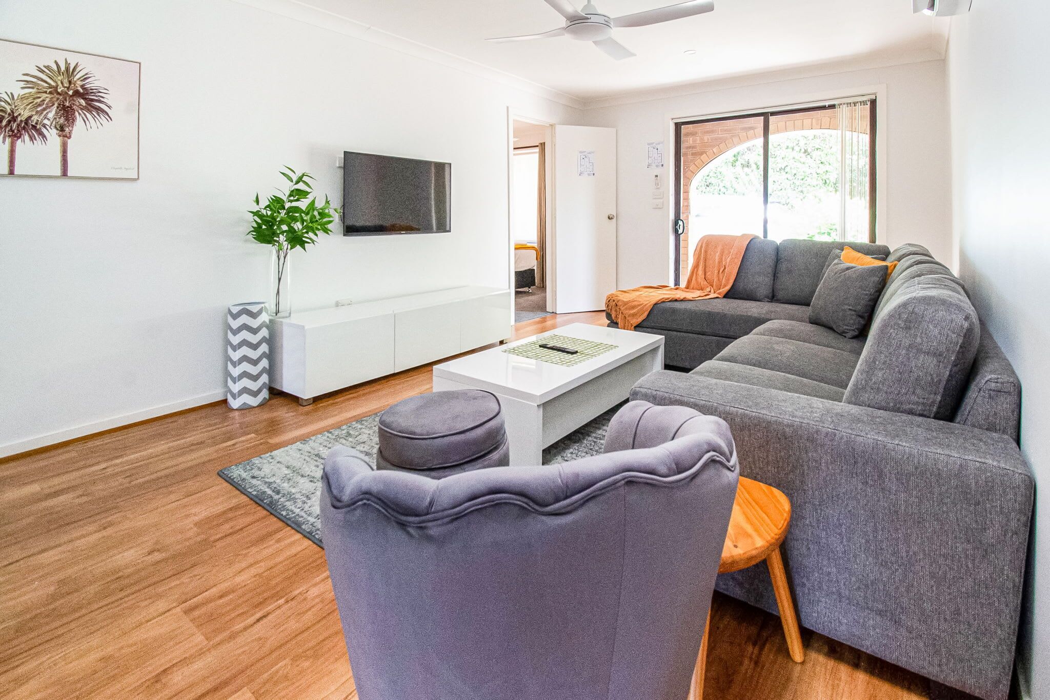 Een televisie en een kantoor