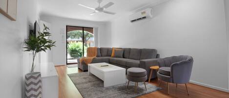 Una televisión, una oficina