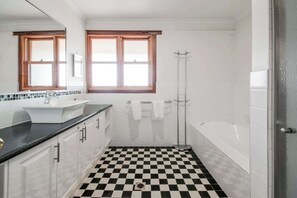Dusche, Haartrockner, Handtücher, Shampoo