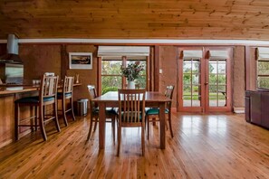 Dining - Little Bunda Cottage - Charming Mudbrick Stay (Hillgrove)