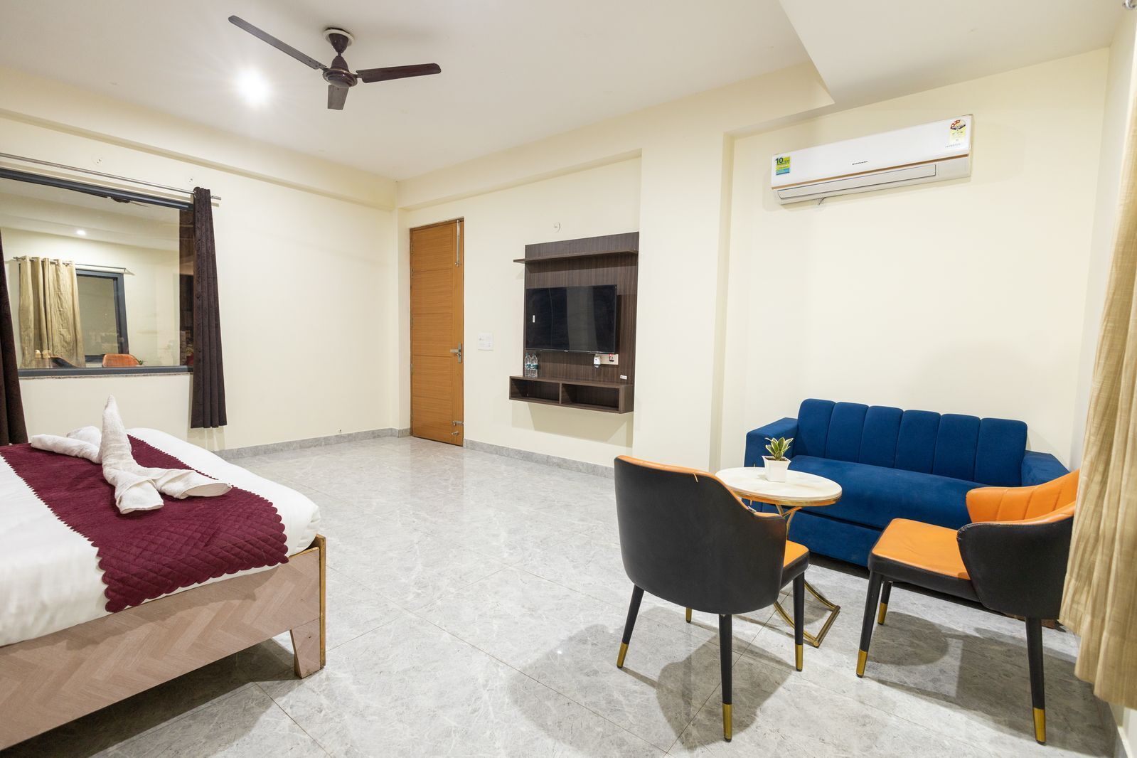 Espacio para trabajar con laptop y acceso para silla de ruedas 