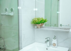 Shower, free toiletries, towels, soap - Luxury Apartment at Embassy (Accra)