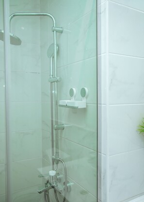 Suihku, ilmaiset hygieniatuotteet, pyyhkeet, saippua